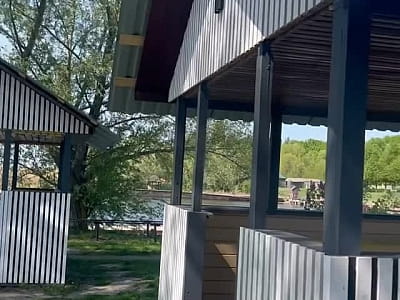 Беседки и мангалы в загородном комплексе для семейного отдыха Bereg Holiday Park на живописном берегу, откуда открываются виды на водную гладь Днепра и Ворсклы