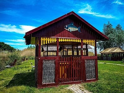 Пять беседок до 8 человек и одна беседка на 15 человек в загородном комплексе для семейного отдыха Bereg Holiday Park на живописном берегу, откуда открываются виды на водную гладь Днепра и Ворсклы.