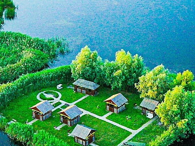 Пять беседок до 8 человек и одна беседка на 15 человек в загородном комплексе для семейного отдыха Bereg Holiday Park на живописном берегу, откуда открываются виды на водную гладь Днепра и Ворсклы.