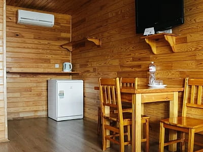 отель и дома в загородном комплексе для семейного отдыха Bereg Holiday Park на живописном берегу, откуда открываются виды на водную гладь Днепра и Ворсклы