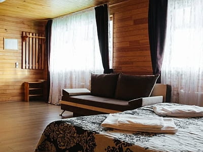 отель и дома в загородном комплексе для семейного отдыха Bereg Holiday Park на живописном берегу, откуда открываются виды на водную гладь Днепра и Ворсклы