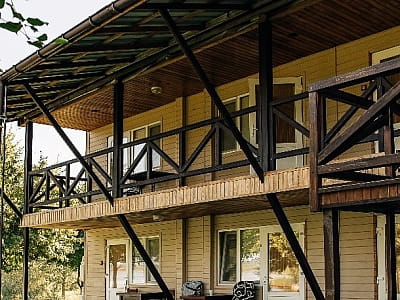 отель и дома в загородном комплексе для семейного отдыха Bereg Holiday Park на живописном берегу, откуда открываются виды на водную гладь Днепра и Ворсклы