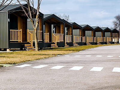 отель и дома в загородном комплексе для семейного отдыха Bereg Holiday Park на живописном берегу, откуда открываются виды на водную гладь Днепра и Ворсклы