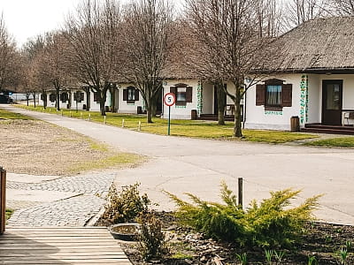 отель и дома в загородном комплексе для семейного отдыха Bereg Holiday Park на живописном берегу, откуда открываются виды на водную гладь Днепра и Ворсклы