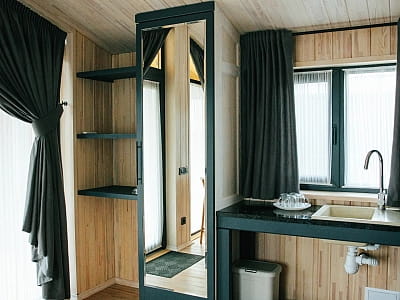отель и дома в загородном комплексе для семейного отдыха Bereg Holiday Park на живописном берегу, откуда открываются виды на водную гладь Днепра и Ворсклы