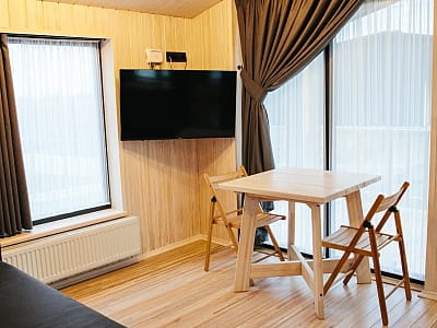 отель и дома в загородном комплексе для семейного отдыха Bereg Holiday Park на живописном берегу, откуда открываются виды на водную гладь Днепра и Ворсклы