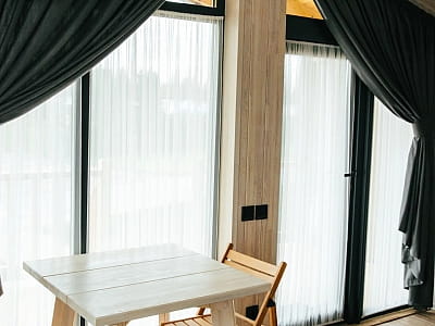 отель и дома в загородном комплексе для семейного отдыха Bereg Holiday Park на живописном берегу, откуда открываются виды на водную гладь Днепра и Ворсклы