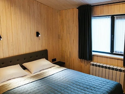 отель и дома в загородном комплексе для семейного отдыха Bereg Holiday Park на живописном берегу, откуда открываются виды на водную гладь Днепра и Ворсклы