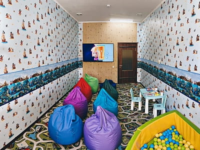 Детская площадка в загородном комплексе для семейного отдыха Bereg Holiday Park на живописном берегу, откуда открываются виды на водную гладь Днепра и Ворсклы