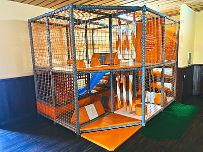 Детская площадка в загородном комплексе для семейного отдыха Bereg Holiday Park на живописном берегу, откуда открываются виды на водную гладь Днепра и Ворсклы