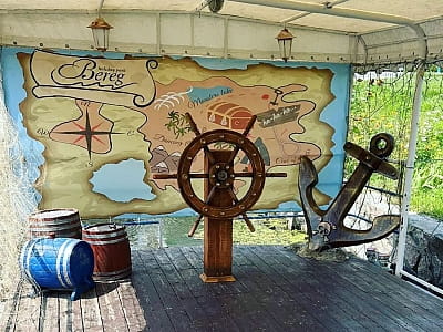 Детская площадка в загородном комплексе для семейного отдыха Bereg Holiday Park на живописном берегу, откуда открываются виды на водную гладь Днепра и Ворсклы