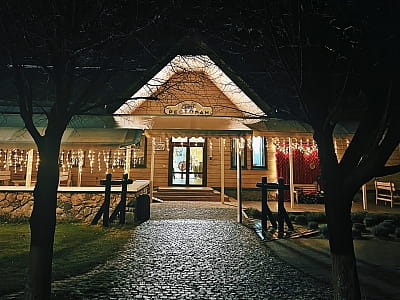 ресторан украинской и европейской кухонь «Берег» в загородном комплексе для семейного отдыха Bereg Holiday Park на живописном берегу, откуда открываются виды на водную гладь Днепра и Ворсклы