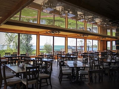 ресторан украинской и европейской кухонь «Берег» в загородном комплексе для семейного отдыха Bereg Holiday Park на живописном берегу, откуда открываются виды на водную гладь Днепра и Ворсклы