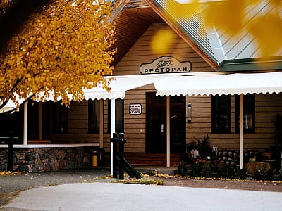 ресторан украинской и европейской кухонь «Берег» в загородном комплексе для семейного отдыха Bereg Holiday Park на живописном берегу, откуда открываются виды на водную гладь Днепра и Ворсклы