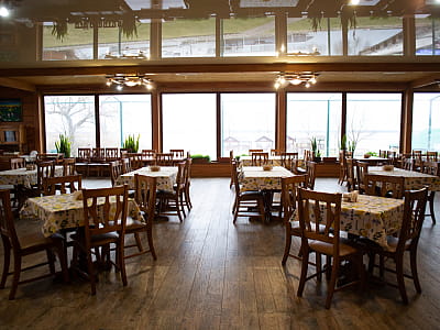 ресторан украинской и европейской кухонь «Берег» в загородном комплексе для семейного отдыха Bereg Holiday Park на живописном берегу, откуда открываются виды на водную гладь Днепра и Ворсклы