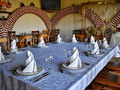 ресторан украинской и европейской кухонь «Берег» в загородном комплексе для семейного отдыха Bereg Holiday Park на живописном берегу, откуда открываются виды на водную гладь Днепра и Ворсклы