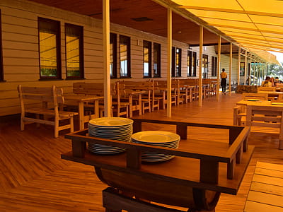 ресторан украинской и европейской кухонь «Берег» в загородном комплексе для семейного отдыха Bereg Holiday Park на живописном берегу, откуда открываются виды на водную гладь Днепра и Ворсклы