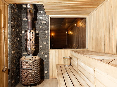 баня в загородном комплексе для семейного отдыха Bereg Holiday Park на живописном берегу, откуда открываются виды на водную гладь Днепра и Ворсклы