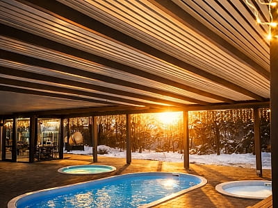 баня и крытые бассейны в загородном комплексе для семейного отдыха Bereg Holiday Park на живописном берегу, откуда открываются виды на водную гладь Днепра и Ворсклы