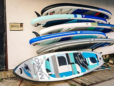 Прокат Sup досок и каяков в загородном комплексе для семейного отдыха Bereg Holiday Park на живописном берегу, откуда открываются виды на водную гладь Днепра и Ворсклы