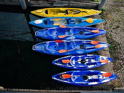 Прокат Sup досок и каяков в загородном комплексе для семейного отдыха Bereg Holiday Park на живописном берегу, откуда открываются виды на водную гладь Днепра и Ворсклы