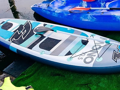 Прокат Sup досок и каяков в загородном комплексе для семейного отдыха Bereg Holiday Park на живописном берегу, откуда открываются виды на водную гладь Днепра и Ворсклы