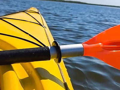 Прокат Sup досок и каяков в загородном комплексе для семейного отдыха Bereg Holiday Park на живописном берегу, откуда открываются виды на водную гладь Днепра и Ворсклы