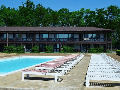 летний открытый бассейн в загородном комплексе для семейного отдыха Bereg Holiday Park на живописном берегу, откуда открываются виды на водную гладь Днепра и Ворсклы