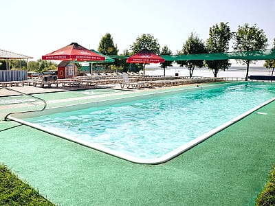 летний открытый бассейн в загородном комплексе для семейного отдыха Bereg Holiday Park на живописном берегу, откуда открываются виды на водную гладь Днепра и Ворсклы