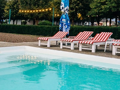 летний открытый бассейн в загородном комплексе для семейного отдыха Bereg Holiday Park на живописном берегу, откуда открываются виды на водную гладь Днепра и Ворсклы