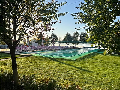 летний открытый бассейн в загородном комплексе для семейного отдыха Bereg Holiday Park на живописном берегу, откуда открываются виды на водную гладь Днепра и Ворсклы