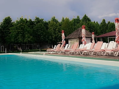 летний открытый бассейн в загородном комплексе для семейного отдыха Bereg Holiday Park на живописном берегу, откуда открываются виды на водную гладь Днепра и Ворсклы