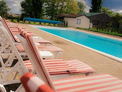 летний открытый бассейн в загородном комплексе для семейного отдыха Bereg Holiday Park на живописном берегу, откуда открываются виды на водную гладь Днепра и Ворсклы