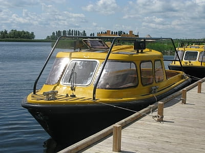 прогулка на катерах и рыбалка с лодок в загородном комплексе для семейного отдыха Bereg Holiday Park на живописном берегу, откуда открываются виды на водную гладь Днепра и Ворсклы