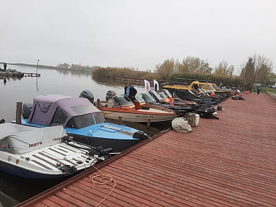 прогулка на катерах и рыбалка с лодок в загородном комплексе для семейного отдыха Bereg Holiday Park на живописном берегу, откуда открываются виды на водную гладь Днепра и Ворсклы