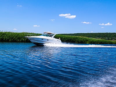 прогулка на катерах и рыбалка с лодок в загородном комплексе для семейного отдыха Bereg Holiday Park на живописном берегу, откуда открываются виды на водную гладь Днепра и Ворсклы