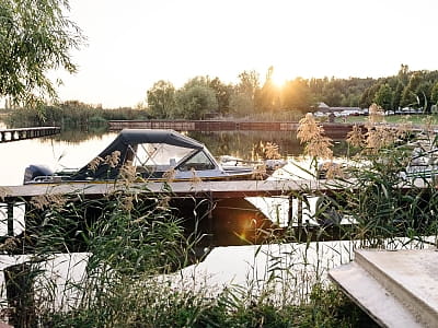 прогулка на катерах и рыбалка с лодок в загородном комплексе для семейного отдыха Bereg Holiday Park на живописном берегу, откуда открываются виды на водную гладь Днепра и Ворсклы