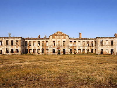 Дворец князей Сангушко в Изяславе — барочная резиденция XVIII века, часть Новозаславского замка, памятник архитектуры с драматической историей.