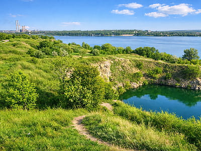 Кодацкая крепость — казацкая крепость XVII века у Днепра. История, легенды, остатки валов и панорамы над рекой в Старых Кодаках.