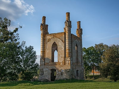 Новомалинский замок в Ровенской области — руины древней крепости XIV века, дворец Сосновских, неоготическая часовня и легенды о подземельях.