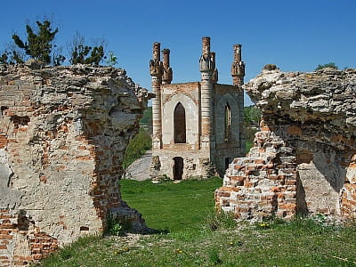 Новомалинский замок в Ровенской области — руины древней крепости XIV века, дворец Сосновских, неоготическая часовня и легенды о подземельях.