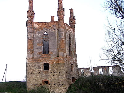 Новомалинский замок в Ровенской области — руины древней крепости XIV века, дворец Сосновских, неоготическая часовня и легенды о подземельях.