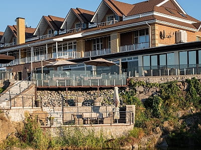 «Потоки Хауз» — это современный спа-отель, расположенный в живописном уголке Полтавщины, на берегу реки Днепр, в селе Каменные Потоки недалеко от Кременчуга. 