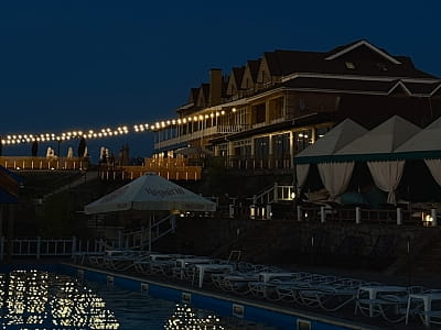 «Потоки Хауз» — это современный спа-отель, расположенный в живописном уголке Полтавщины, на берегу реки Днепр, в селе Каменные Потоки недалеко от Кременчуга. 