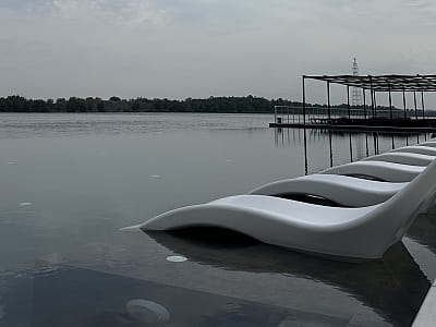 аквазона с лежаками и бунгало на берегу Днепра в загородном комплексе «Потоки Хауз» в живописном уголке Полтавщины, на берегу реки Днепр, в селе Каменные Потоки недалеко от Кременчуга.