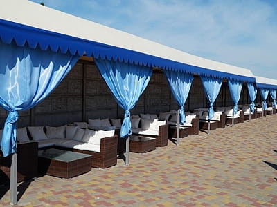 аквазона с лежаками и бунгало на берегу Днепра в загородном комплексе «Потоки Хауз» в живописном уголке Полтавщины, на берегу реки Днепр, в селе Каменные Потоки недалеко от Кременчуга.