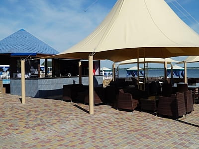 «Потоки Хауз» — это современный спа-отель, расположенный в живописном уголке Полтавщины, на берегу реки Днепр, в селе Каменные Потоки недалеко от Кременчуга. 