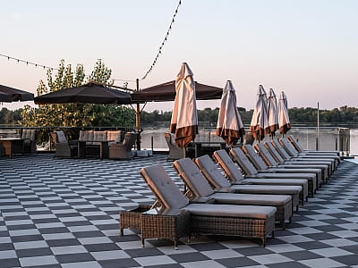 аквазона с лежаками и бунгало на берегу Днепра в загородном комплексе «Потоки Хауз» в живописном уголке Полтавщины, на берегу реки Днепр, в селе Каменные Потоки недалеко от Кременчуга.