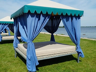 аквазона с лежаками и бунгало на берегу Днепра в загородном комплексе «Потоки Хауз» в живописном уголке Полтавщины, на берегу реки Днепр, в селе Каменные Потоки недалеко от Кременчуга.