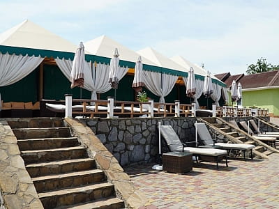 аквазона с лежаками и бунгало на берегу Днепра в загородном комплексе «Потоки Хауз» в живописном уголке Полтавщины, на берегу реки Днепр, в селе Каменные Потоки недалеко от Кременчуга.